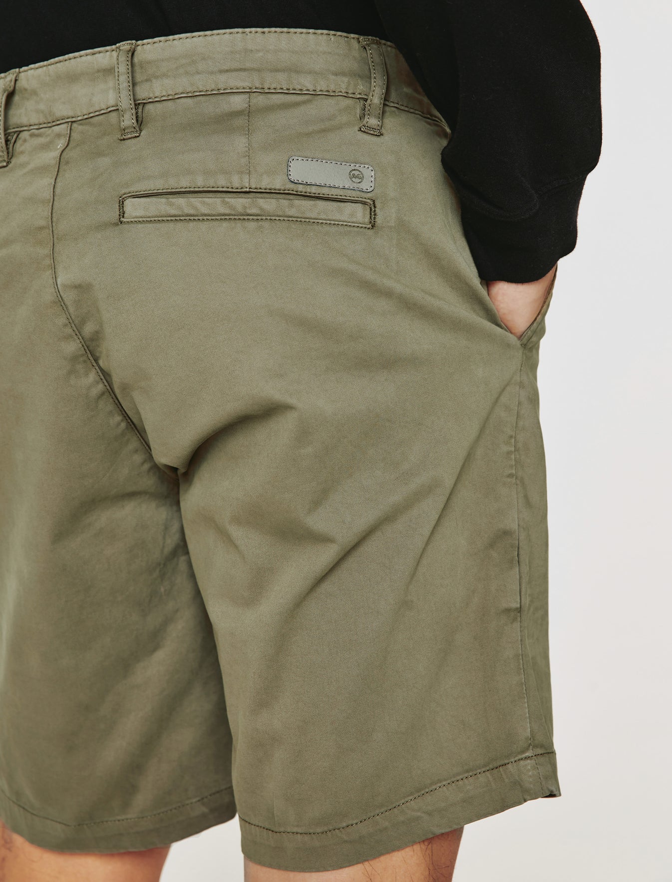 Wanderer Short Sulfur Dried Rosemary Slim Trouser Short Men Bottom Photo 5