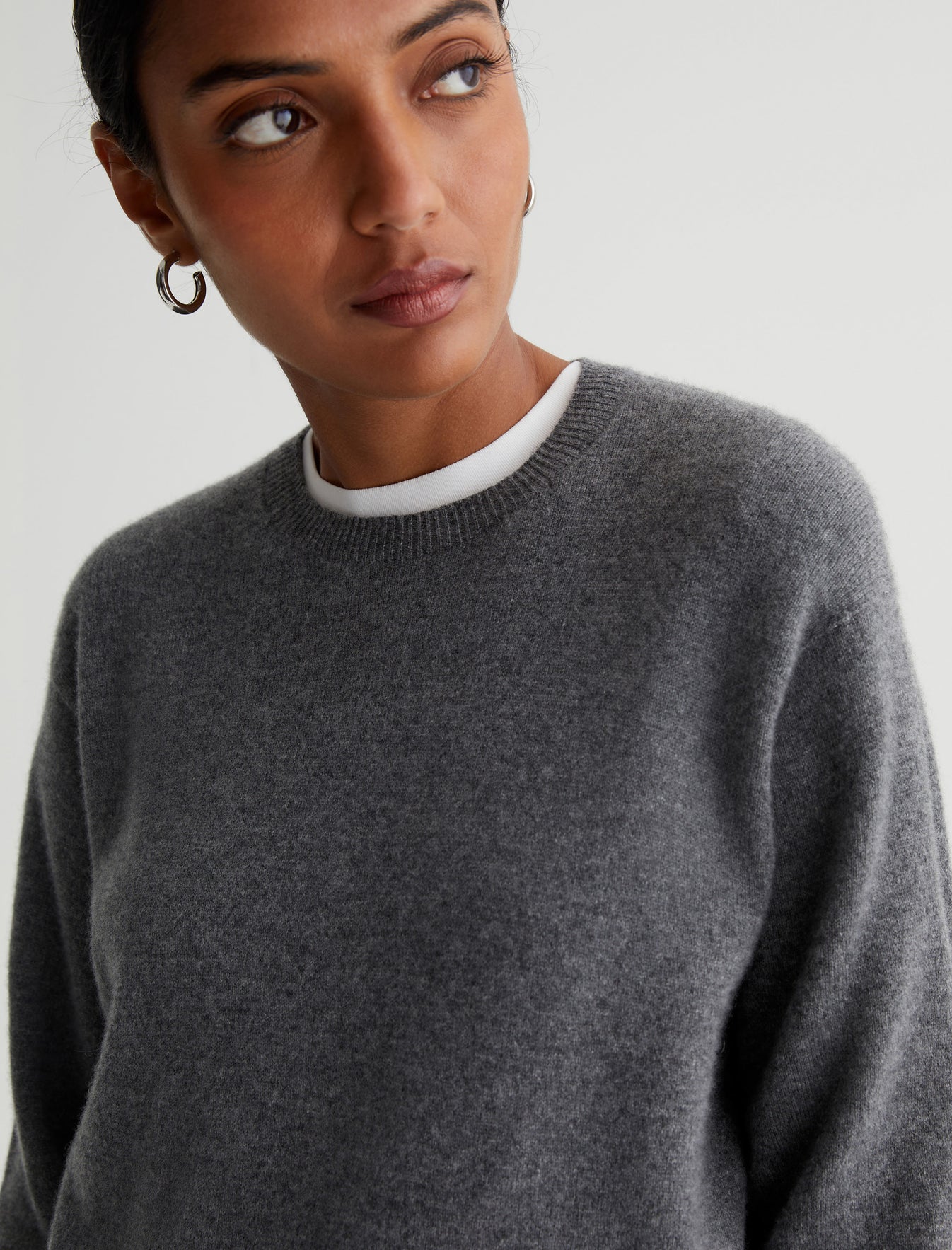 Gemma Crew Equinox Charcoal Relaxed Crew Neck Cashmere Sweater Photo 3