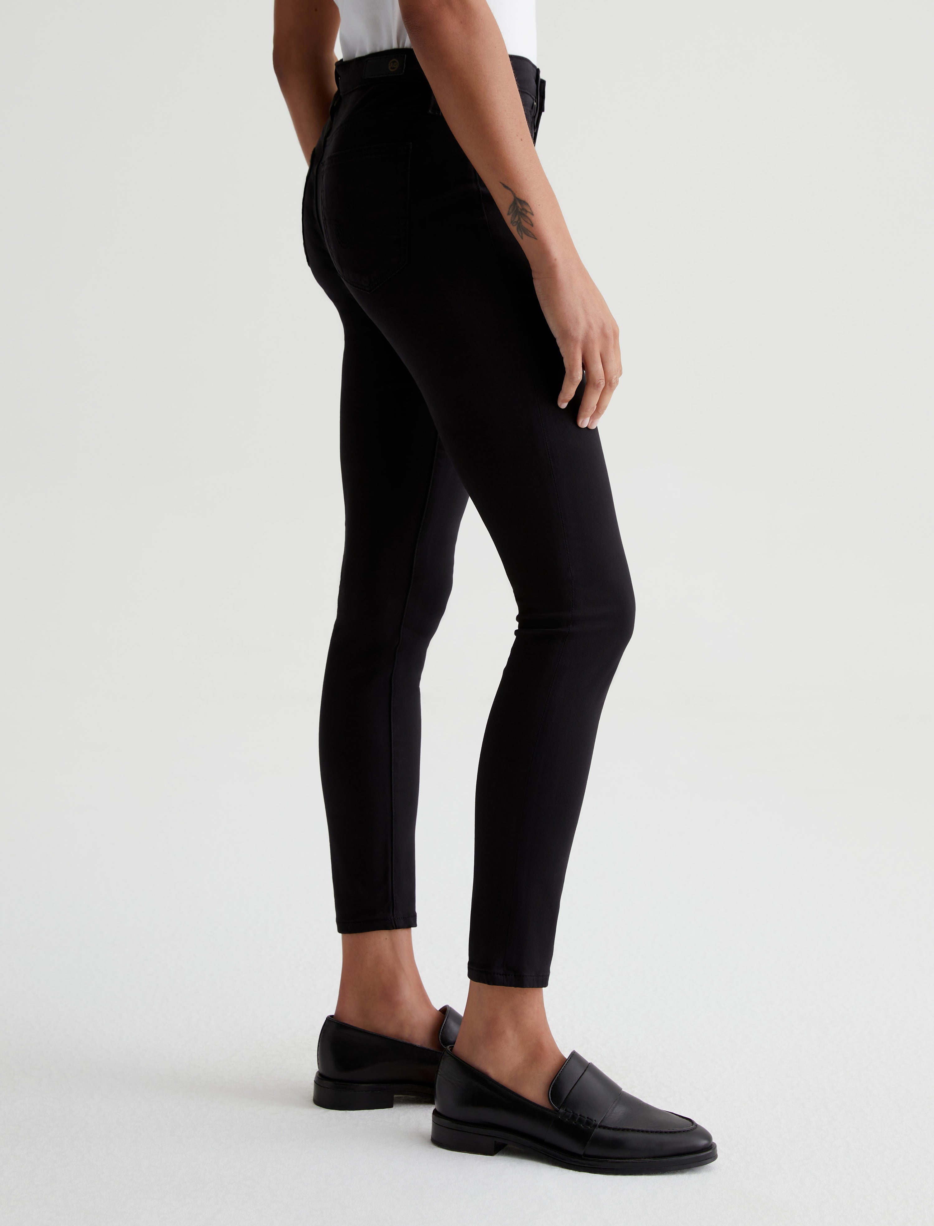 What To Wear With Black Leggings; Outfit Ideas