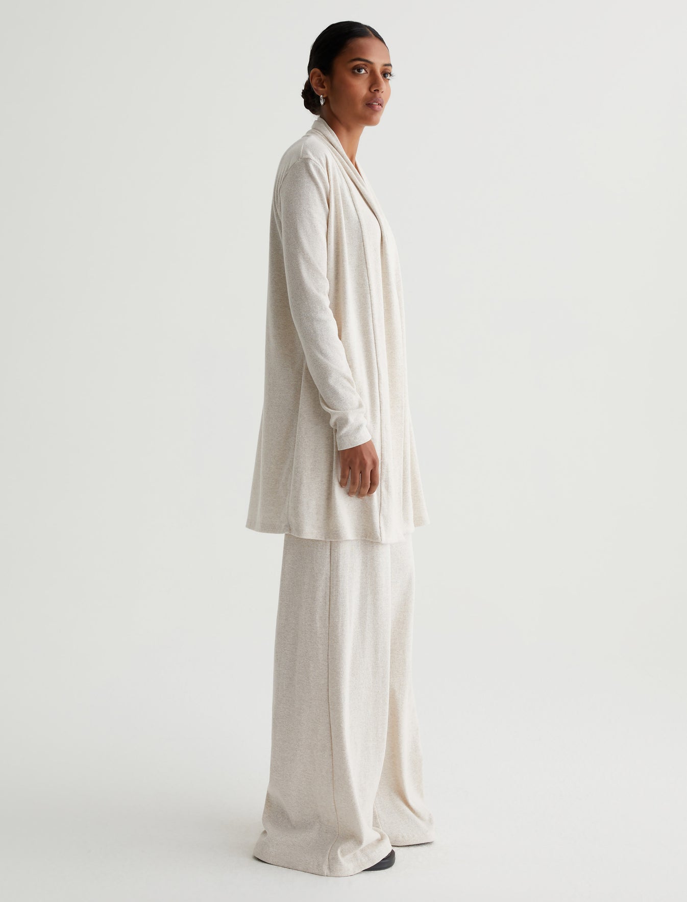 Saamie Cardigan Snow White Classic Ribbed Cardigan Photo 4
