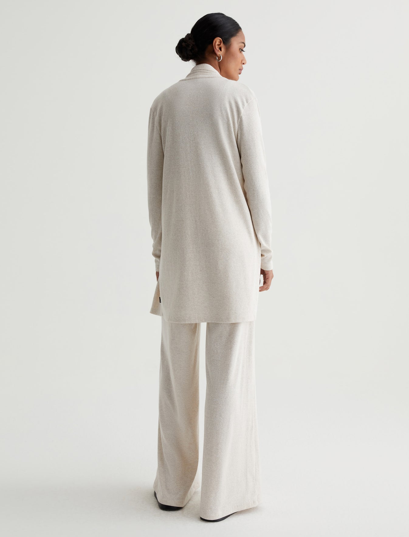 Saamie Cardigan Snow White Classic Ribbed Cardigan Photo 6