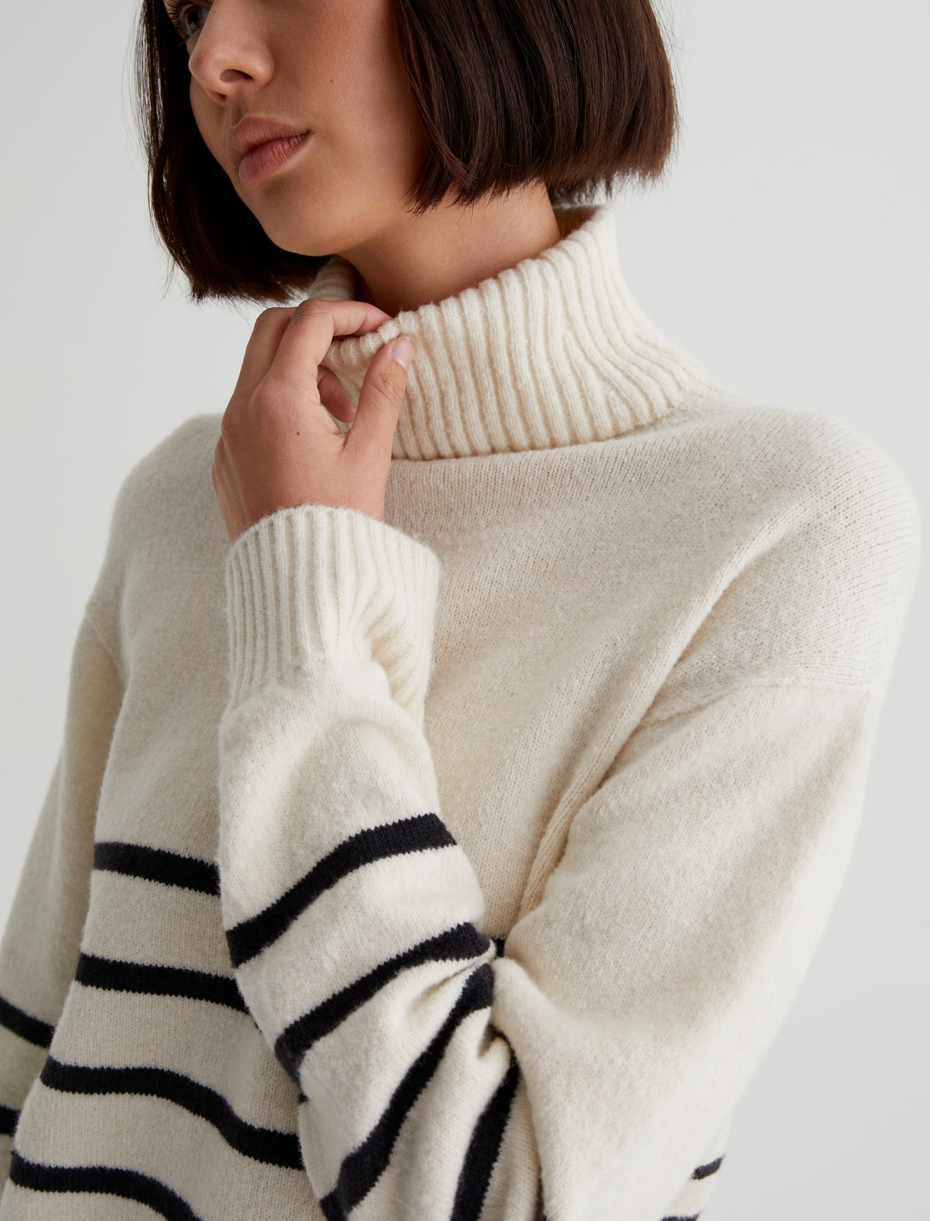 Bellona Ivory Dust/True Black Relaxed Fit Turtleneck Sweater Womens Top Photo 2