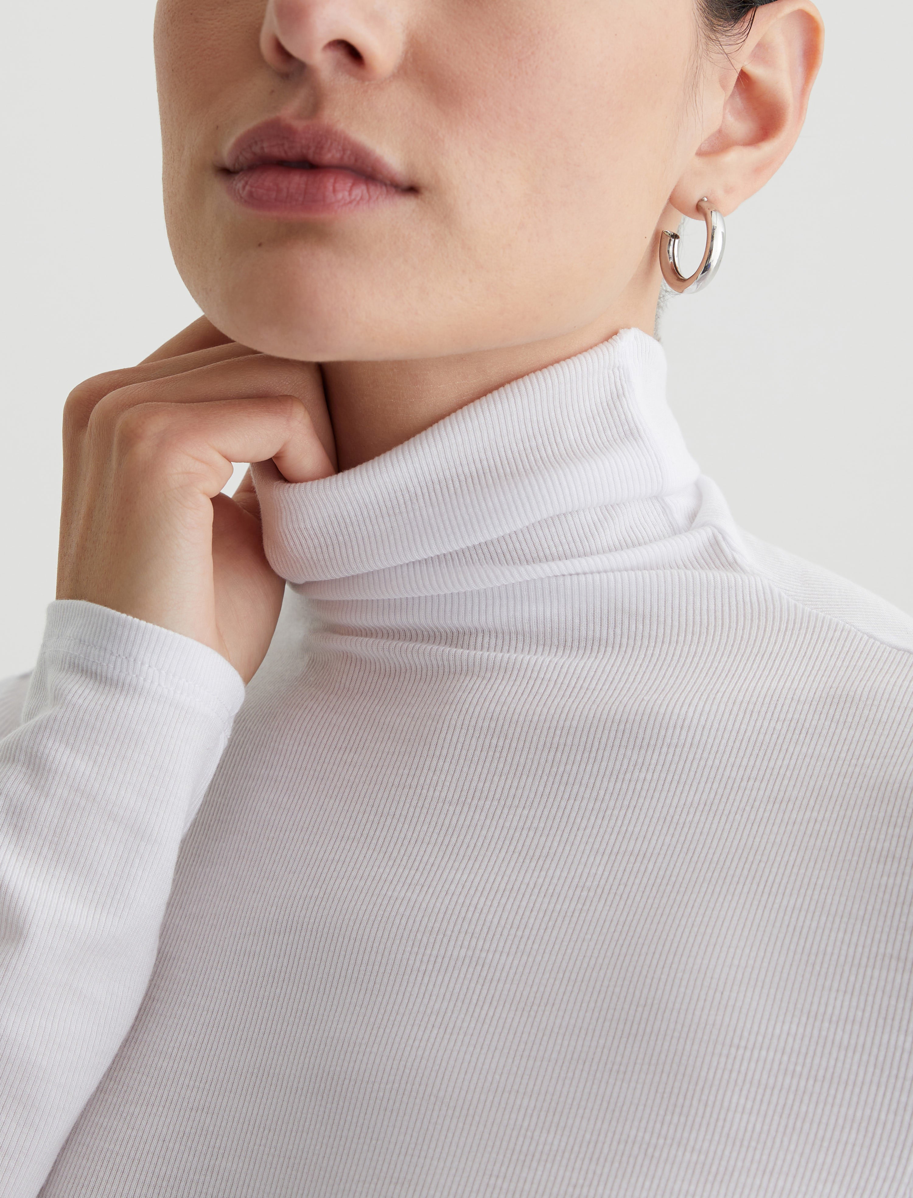 Chels turtleneck True White Womens Top Photo 3