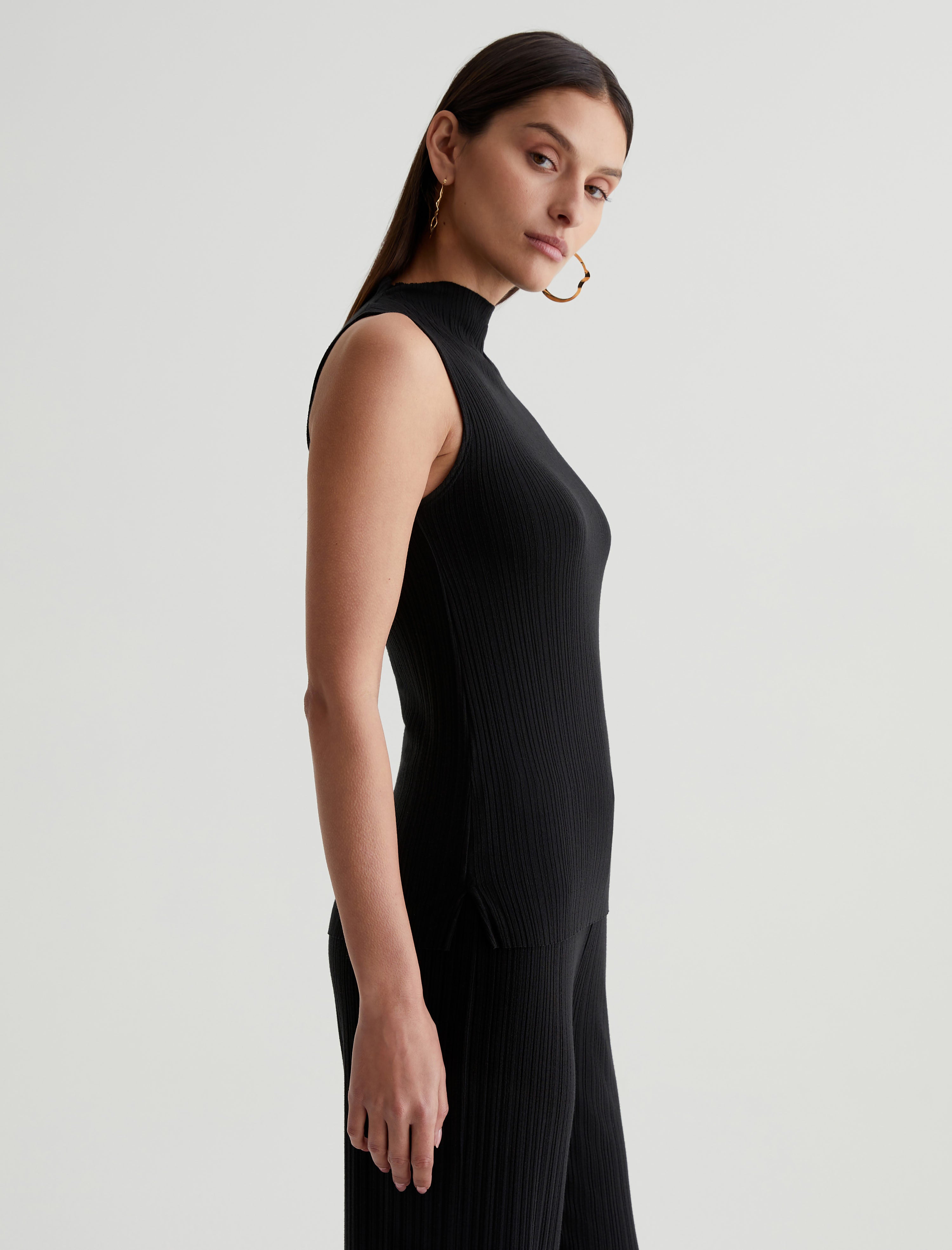 Women Emi Top True Black Photo 2